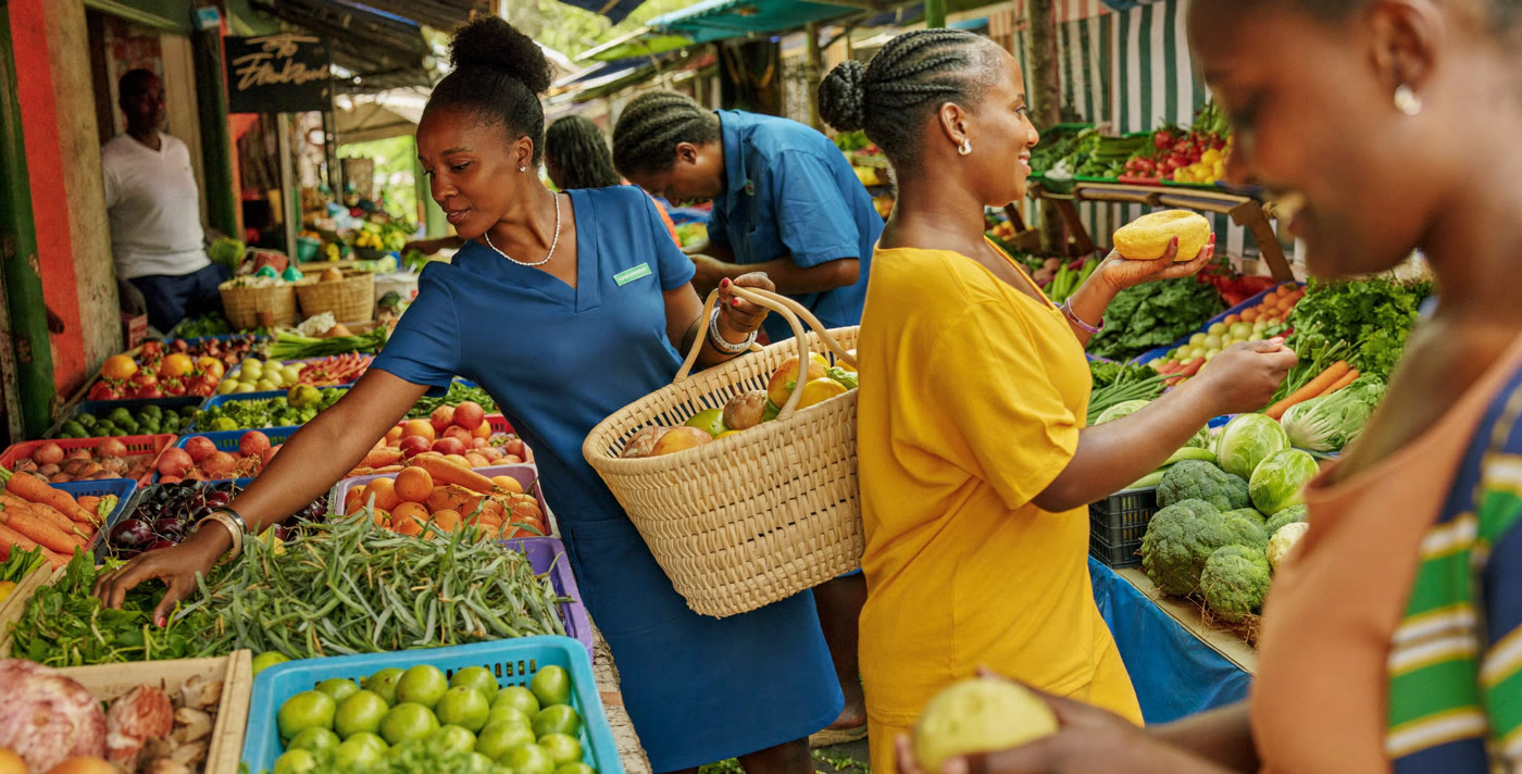 Achats au marché avec la personne accompagnée